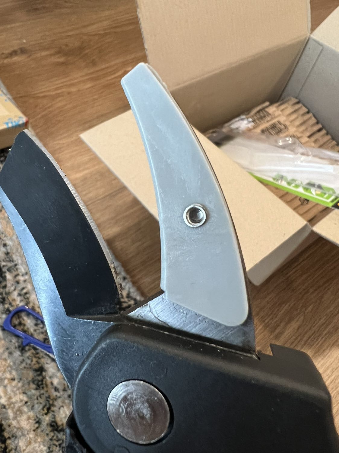 kéo vừa nhận đã bị han với cong mẻ phần lưỡi