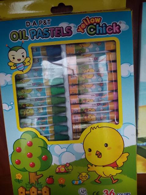 Màu sắc đẹp, tươi mới. Bé rất thích. sản phẩm giá cả hợp lý. chất lượng tốt, bền. bé sử dụng cẩn thận có thể dùng lên lớp trên.