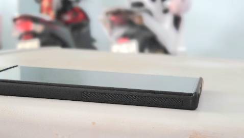 Đặt màu xanh dương giao màu đen | Ốp xong mặt kính điện thoại vẫn lồi lên khá nhiều so với khung viền, cảm giác rớt là màn hình vẫn dễ xước hay vỡ.