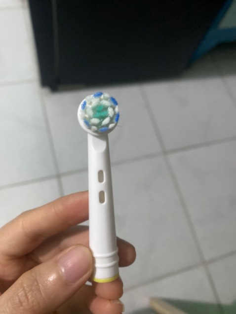 Đầu bàn chải sử dụng được tầm 1 tháng thì không xoay được nữa khi đánh răng, không đúng với mô tả của bàn chải thật