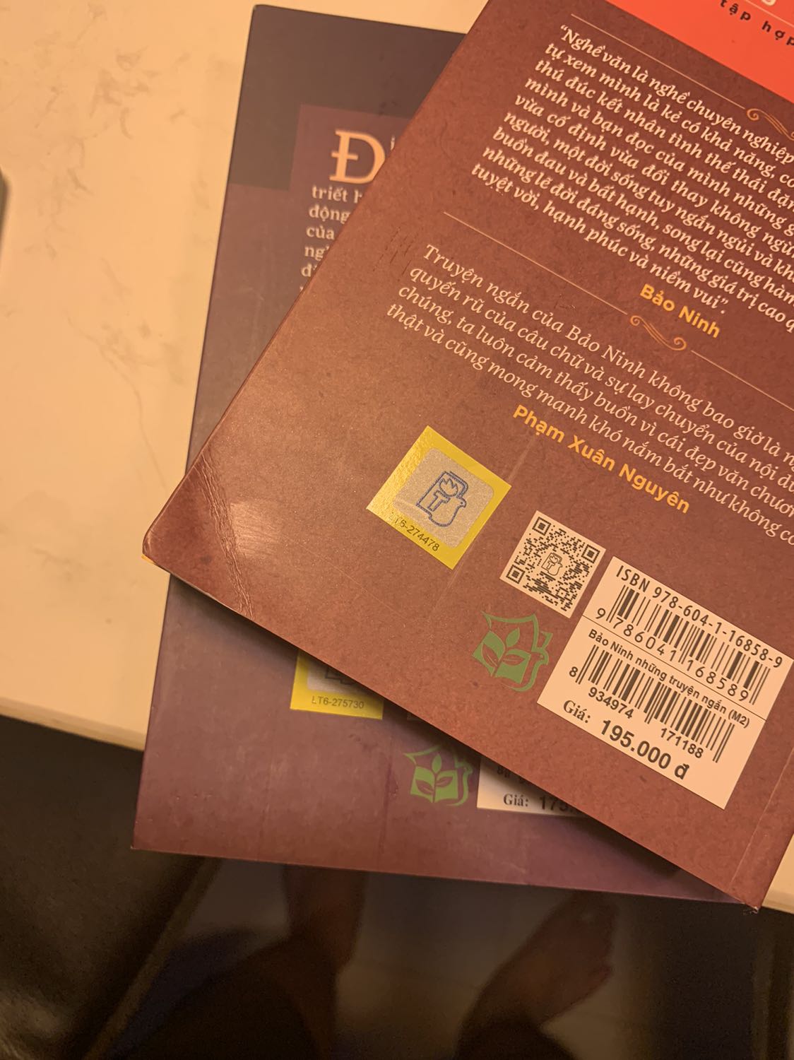 bán cho khách 2 quyển sách bìa đã cũ, quăn queo. mình không muốn cho 1 sao vì  dẫu sao cũng là sách. nhưng mà lần sau nên gửi sách mới bạn nhé. đỡ uổng.