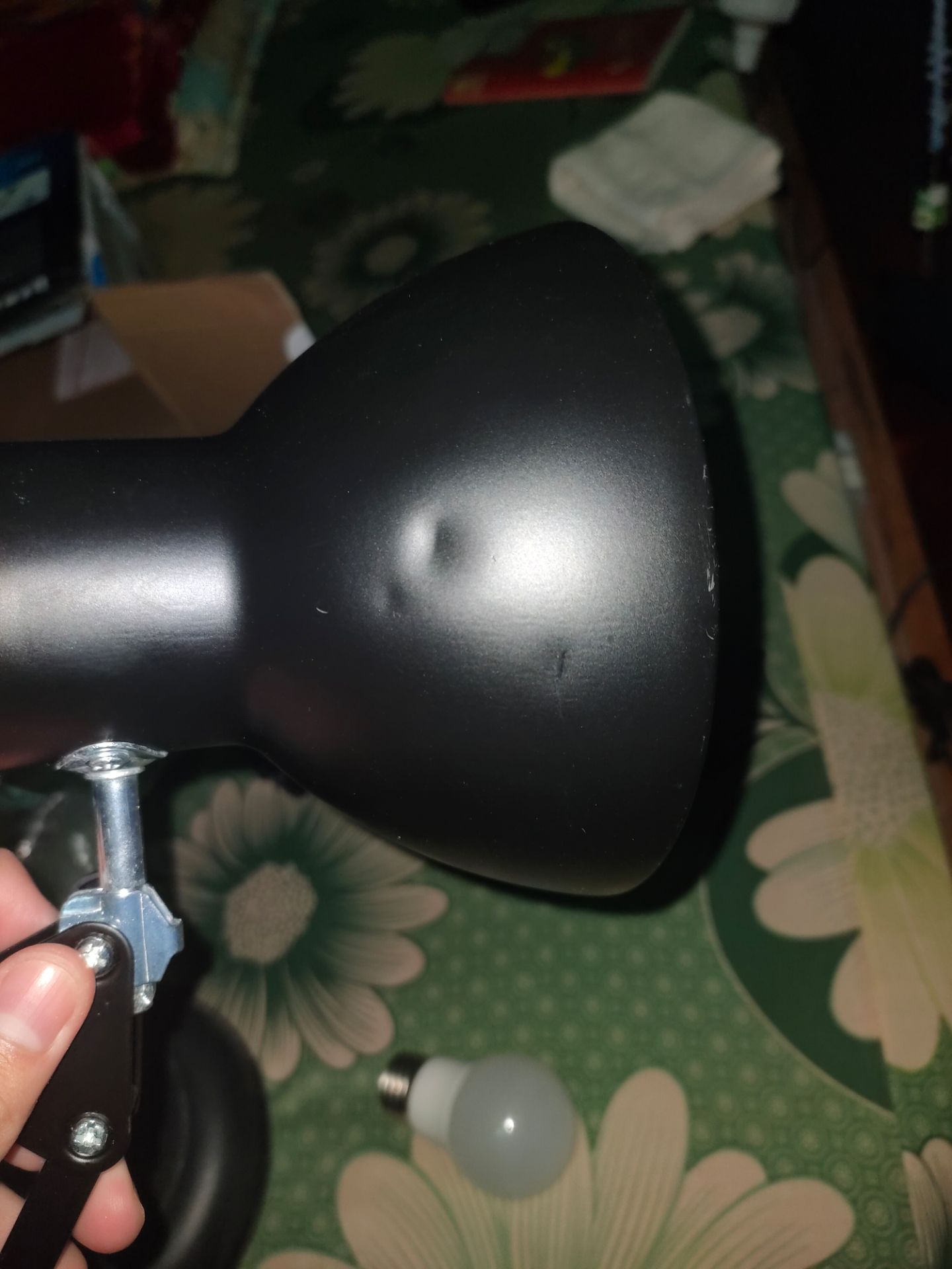 mọi thứ đều ổn cho tớ khi tôi thấy cái chụp đèn bị móp, điều này có thể không ảnh hưởng chất lượng ánh sáng nhưng ảnh hưởng về tâm lý mua hàng của tôi rất nhiều 😭. Tôi nghĩ mình khá khó tính và sản phẩm đã đáp ứng gần hoàn hảo rồi. còn có giấy bảo hành nữa nên rất ổn, bù lại 1 chút về tinh thần nhưng tôi vẫn bỏ bớt 1 sao vì sự tổn thương tinh thần này.