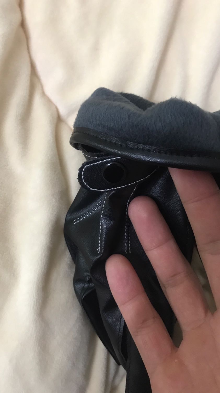 Găng tay da rất mềm. Độ co giãn cao, mặt bên trong có lớp lót lông đeo cảm giác êm tay và mềm mại. Hàng như mô tả cảm ứng điện thoại rất tốt. Đeo đi xe máy thì tiện lợi. Không sợ trời mưa. Đi mưa về lau cái là ok rồi. Sản phất tốt, ủng hộ shop 5 sao.