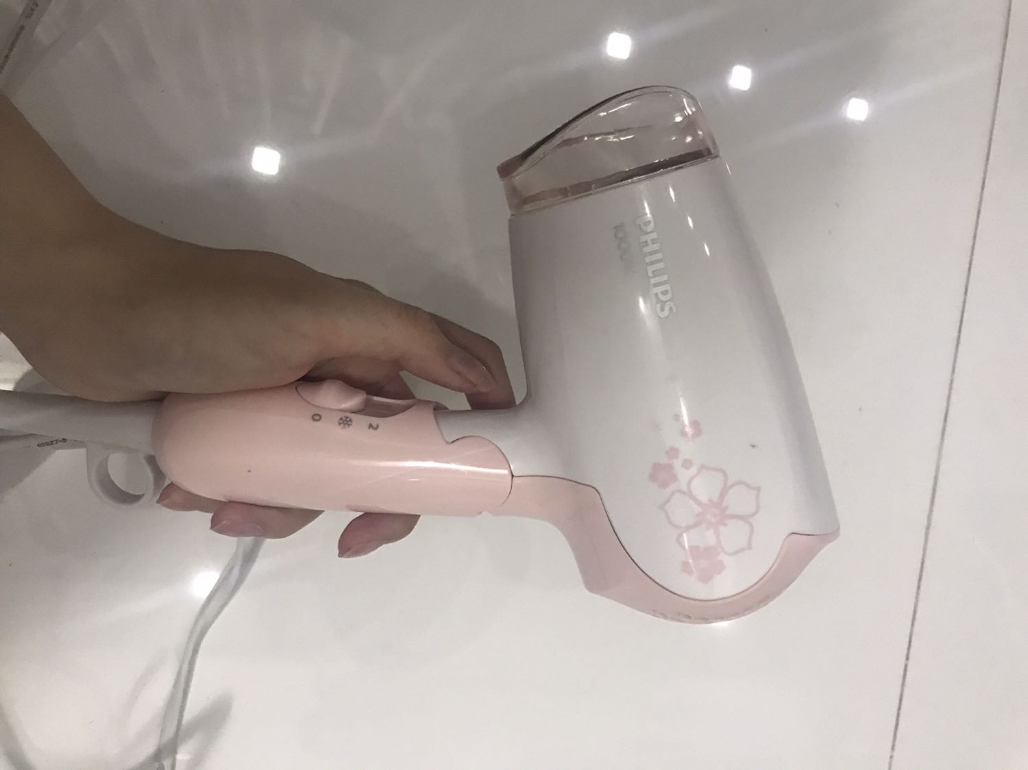 Sản phẩm xài rất tốt, êm ko gây tiếng ồn nhiều, có bảo hành tem chính hãng đàng hoàng, mình mua một lần 2 cái để cho cả nhà xài, rất tin tưởng shop nha