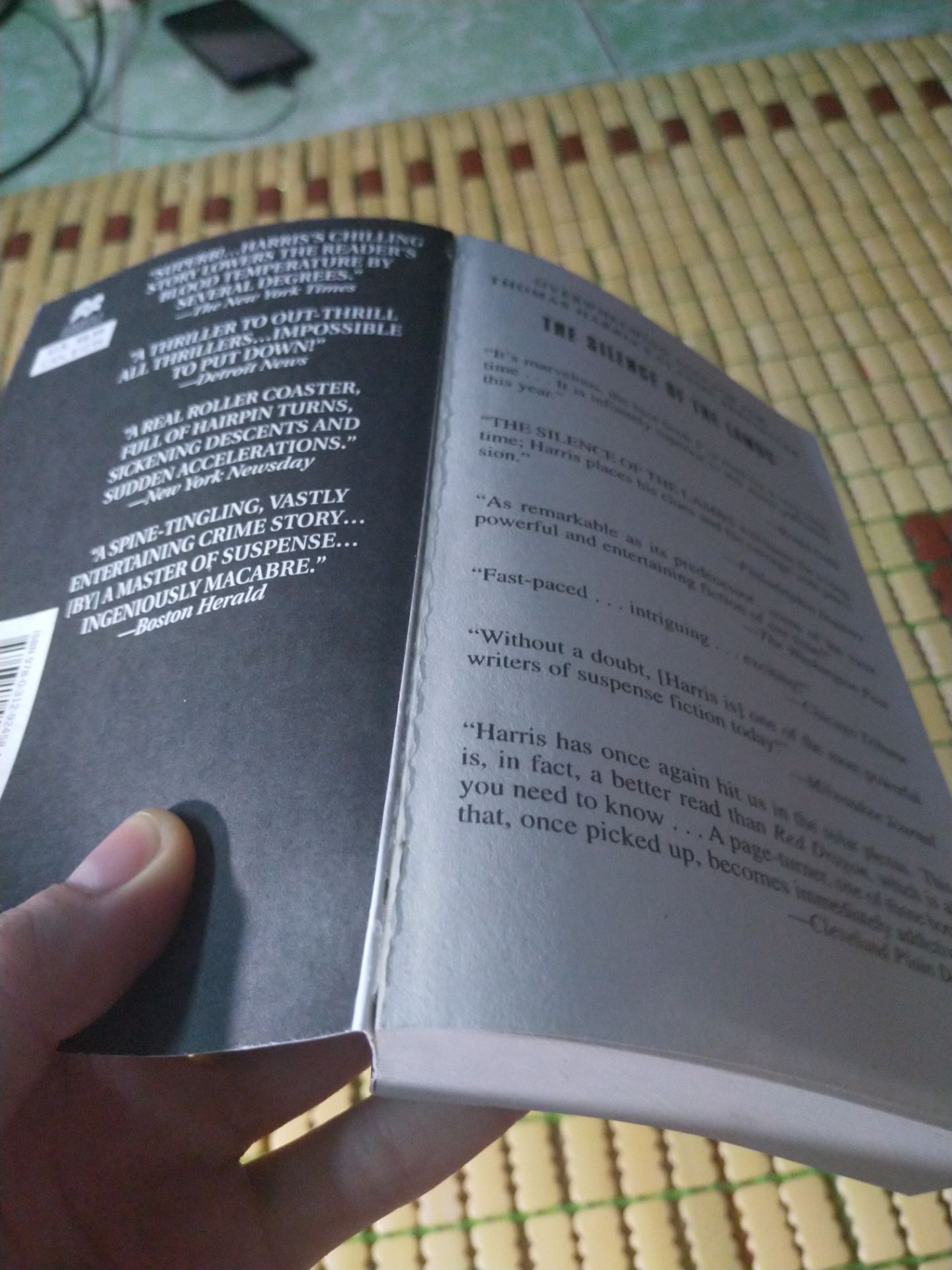 sách khổ nhỏ, giấy chất lượng rất tệ và bị hở keo. Chưa đọc nhưng về phần mỹ quan rất thất vọng.