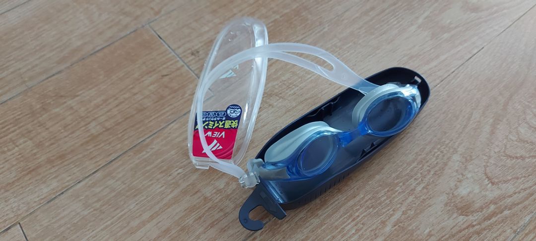 Tôi mua 2 cái cùng loại khác màu. Cái màu đen tốt còn cái kính màu xanh vô nước, lớp chống đọng sương cũng bị mất sau 1 lần sử dụng.  Tôi không hài lòng và muốn được đổi cái kính khác