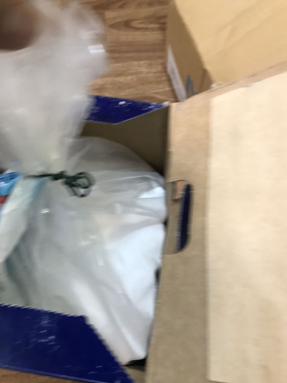 Hàng đóng gói quá thủ thông như thế này chắc chắn là hàng không chuẩn. Bột vùng ra ngoài hộp. Đề nghị đổi trả