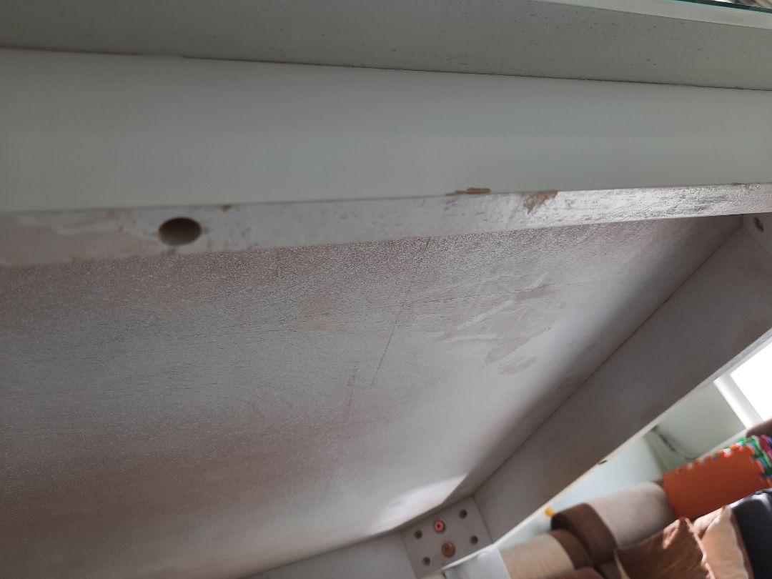 Giao hàng hẹn khách chờ rồi không thông báo khi có thay đổi. Bàn sơn không đều. Chân bàn có nhiều vết lõm do sơn chưa kỹ.