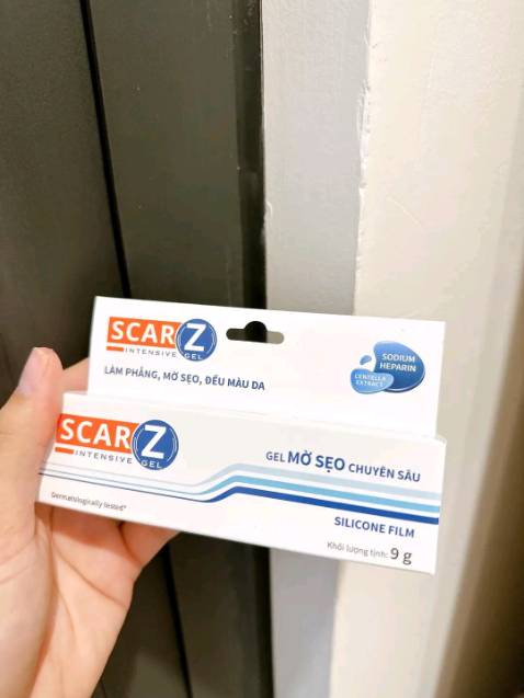 Hàng giao nhanh. Cơ địa mình khá dễ bị muỗi chích nên lúc nào cũng lận lưng theo 1 tuýp xịt muỗi với một tuýp trị sẹo như này, cái nào mà vừa thâm nhẹ là thoa liền ko để nó sạm màu. Tuýp này chắc cũng thứ 3 thứ 4 gì rồi đó, nói chung là xài ok, nên mua