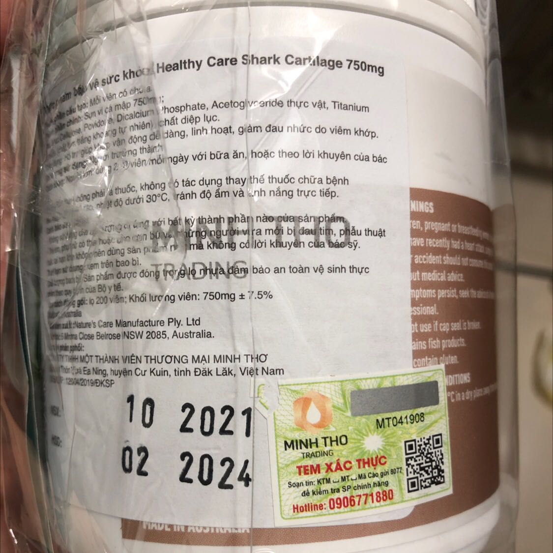 Viên sụn cá mập của healthy care này mình có tham khảo ở nhiều nơi rồi, rất phù hợp với người có vấn đề xương khớp như ba mẹ mình nên khi thấy shop khuyến mãi là mua ngay, mua đúng dịp tết nên đợi đến mùng 5 mới nhận hàng. Check code trên hộp thì đúng chuẩn hàng, đóng gói ok.