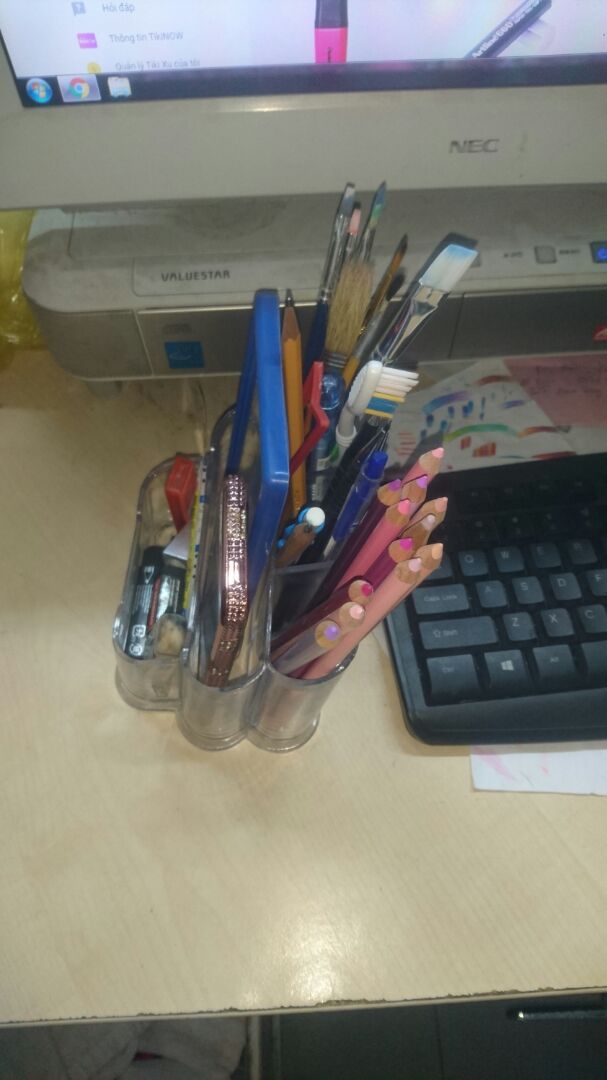 Hộp được nhận màu trắng trong và dày. Vì là tiki trading nên giá rẻ hơn shop khác mà mình mua cũng yên tâm về chất lượng.Ban đầu thấy hộp hơi nhỏ nhưng sau thấy cũng vừa. Ngăn giữa có thể đựng 2 chiếc điện thoại lớn nhỏ hoặc 1 chiếc điện thoại nhỏ và 1 cái gương. Ngăn nhỏ nhất có thể đựng vừa 3 cục gôm lớn+2 đồ chuốt+2 hộp ngòi chì=>quá ư là hài lòng. Mong tiki nên bổ sung thêm phần chọn màu để phục vụ khách hàng tốt hơn nhé.Sản phẩm không có gì phàn nàn mình cho 5 sao nhé!