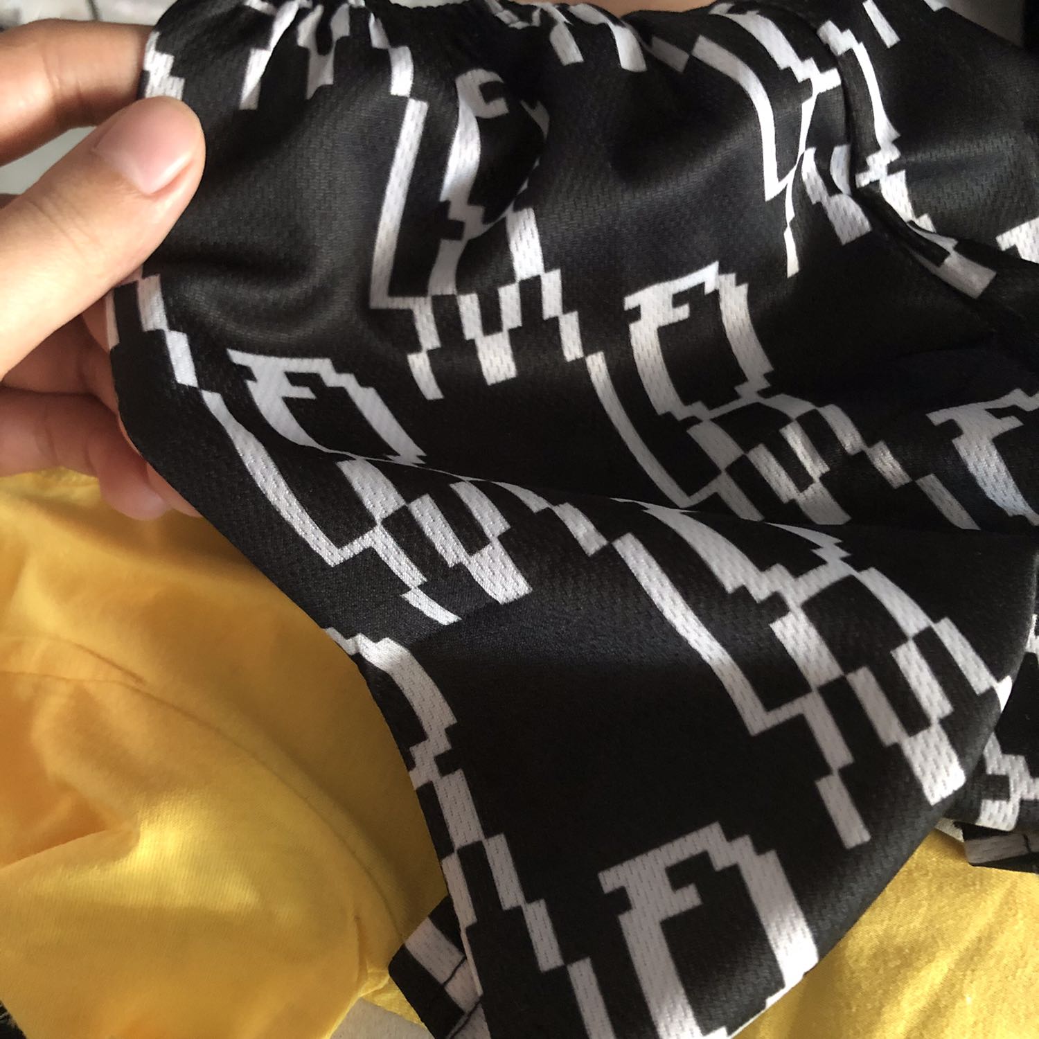 Shop chuẩn bị hàng và giao siêu nhanh luôn. Mặc dù shop bán hàng giá rẻ nhưng chất lượng ko làm mình thất vọng. Đồ ko 1 cọng chỉ thừa. Vải mát nữa. Với thấy thấm mồ hôi tốt nè