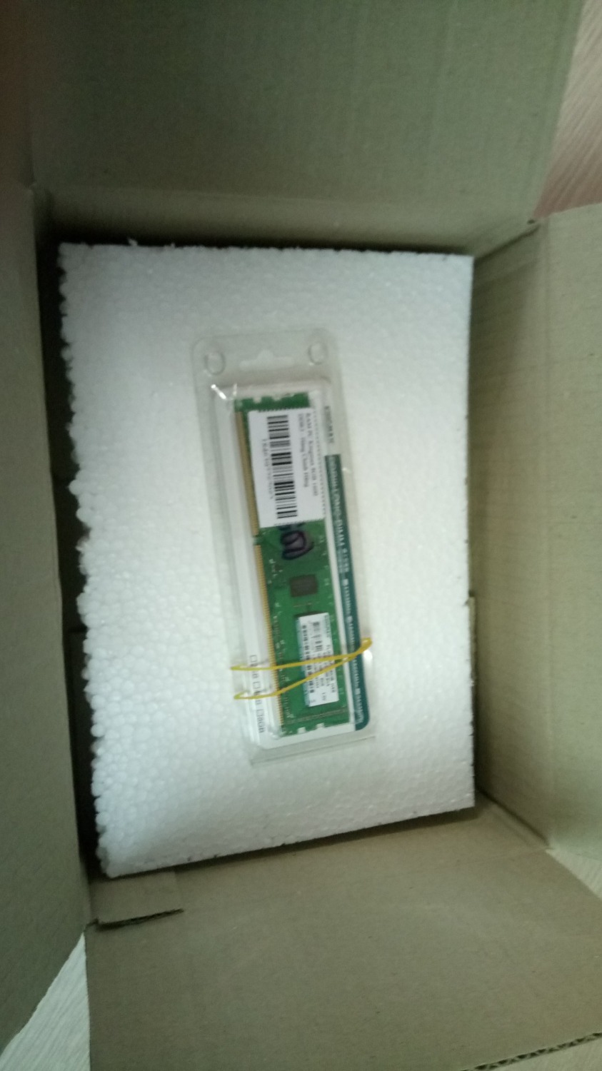 Sản phẩm không có hộp ngoài như mọi lần mình mua Ram. Thấy để hàng chính hãng. Bỏ vào dùng thấy cũng khá ổn. Chưa thấy có vấn đề gì, hy vọng dùng tốt.