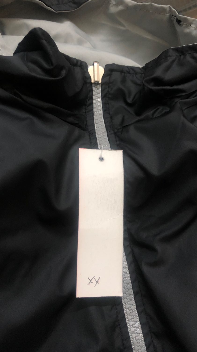 Hàng ok, đúng màu nhưng đặt size XXL lại giao size XX làm người muốn mặc size lớn thì không dùng được, còn người nhỏ thì lại mặc dư. Để nghi shop khi giao hàng nên kiểm tra lại, nếu không có hàng thì đừng giao ẩu.