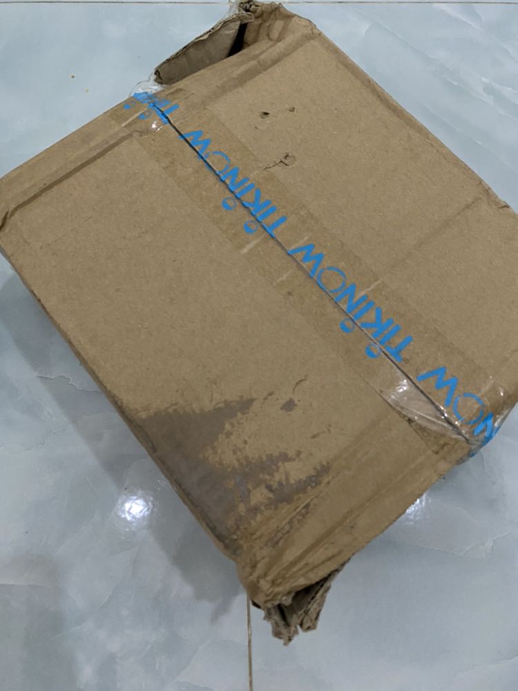 Tiki đóng gói thùng giấy sơ sài ghê, sách đến tay mình móp góc trầy nhiều, mấy quyển không được bọc màng nhựa trầy cũ thấy thương luôn 😞