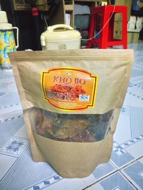 Mình đặt mua hôm thứ 4 đến thứ 6 là đã giao rồi. Vận chuyển nhanh mà còn free ship. Tạm ổn.
Hộp không có ghi thông tin đơn hàng, nói chung đóng gói mình thấy hộp chắc, cầm không sợ rớt.
Khui hộp thấy túi giấy đựng khô bò đẹp, có túi zip tránh làm mềm khô bò. Chấp nhận được.
Mình ăn thì thấy khô ướp có chỗ lạt chỗ đậm, hơi nhiều ngũ vị hương. Nói chung ăn ổn và nên có thêm chai nước bên cạnh là OK.