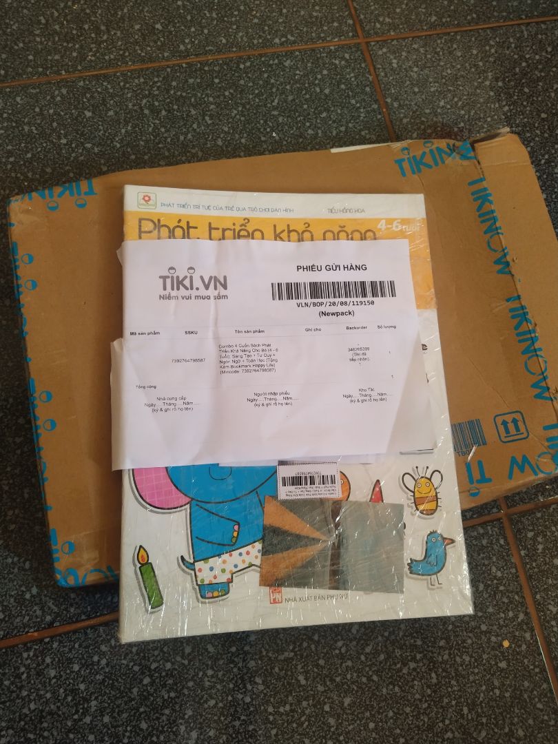 combo 4cuon sách mà mở hàng có 1cuon như vậy là ko trung thực giá cuốn sách có 45 k mà lấy mình 145 k lấy thành 4cuon như vậy lần sau ko mua nữa lúc lấy hàng mình tin tưởng ko xem hàng lúc mở ra thành ra vậy . làm vậy thì mất khách . làm sao giải quyết cho mình nhé.