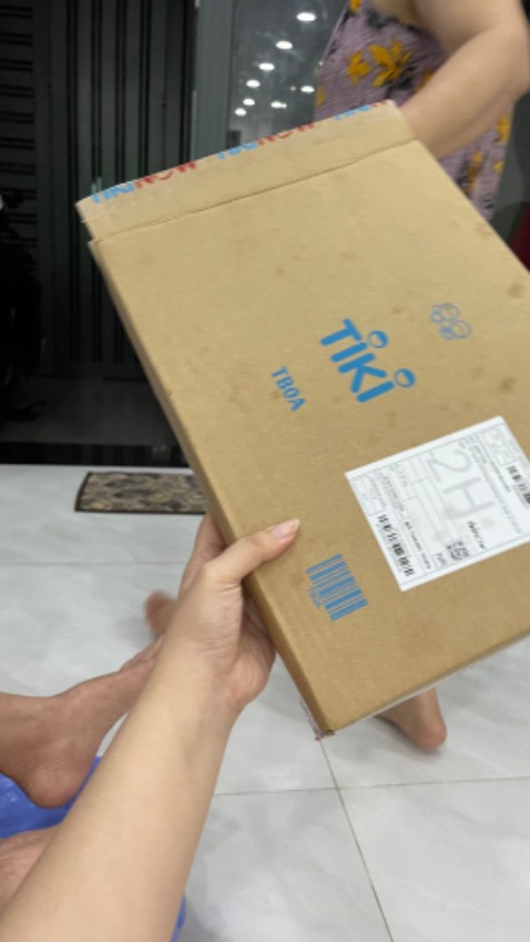 Mình đặt ngày mưa nên giao trễ nhưng shipper có gọi báo trước
Đóng gói sách sơ sài nên thời tiết này dễ ướt sách lắm ạ