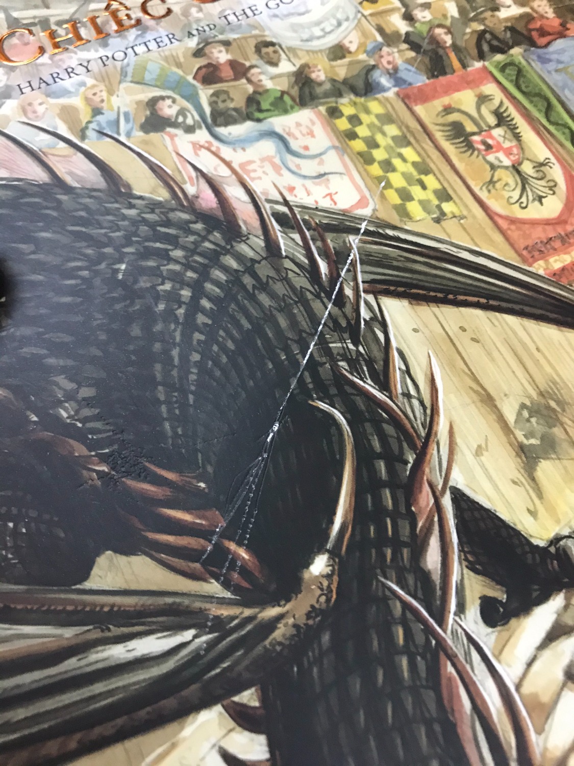 Bìa trước bị trầy xước như hình. Phần gáy và các mép quanh bìa cứng bị hư dập, bong tróc, gây biến dạng gáy sản phẩm. Mình có đính kèm hình ảnh một số chi tiết lỗi của sản phẩm nêu trên, bên Tiki vui lòng xem qua nhé!
Mình nghi ngờ đây là sản phẩm lỗi hoặc đã qua sử dụng, sản phẩm chắc chắn đã bị hư hại trước khi đóng gói, do gói hàng đựng sản phẩm mình nhận được rất vuông vức, chắc chắn, nên Tiki vui lòng xem lại nhé!
Mình muốn đổi trả lại sản phẩm nêu trên. Tiki vui lòng thu hồi lại sản phẩm và đổi lại sản phẩm mới cho mình. Xin cảm ơn!