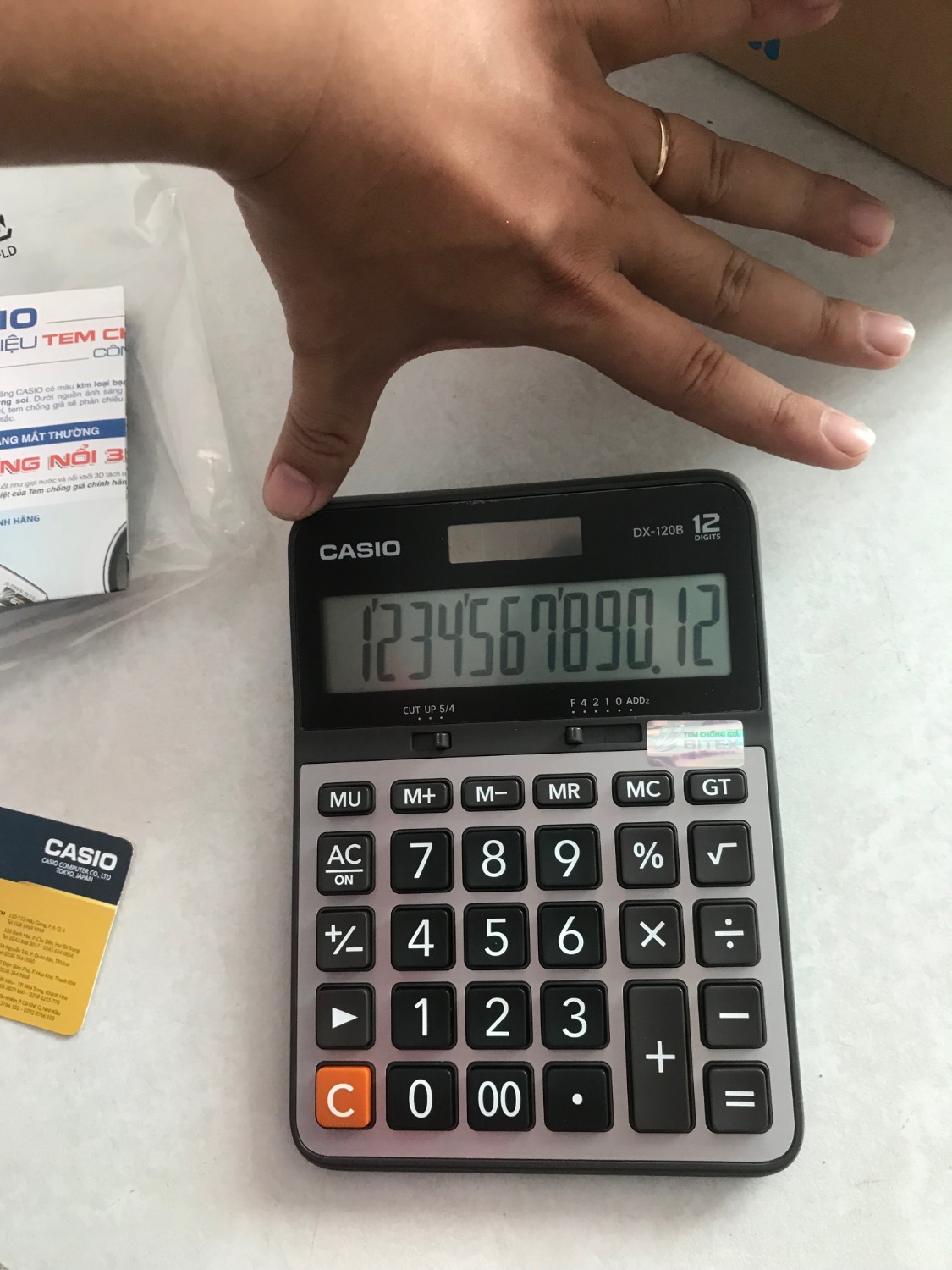 Mình mua từ Hoành Gia store. Máy để bàn cơ bản, phím bấm to, màn hình lớn, 12 ký tự. Có  phiếu Bảo hành 5 năm nhưng không thấy tiki ghi thông tin ngày mua hàng. Cũng không lo vì mình sẽ có hóa đơn điện tử tiki. Tem bảo hành check theo tờ giấy Bitex hướng dẫn thì đúng 2 phần (tem 3D giọt nước và chiếu đèn laser có chữ OK), riêng check theo kiểu nguồn sáng để xem chữ Casio có màu đỏ nền xanh và màu xanh trên nền đỏ ở 2 góc độ thì mình làm không được. Tuy nhiên mình tin máy tính Casio này chính hãng.