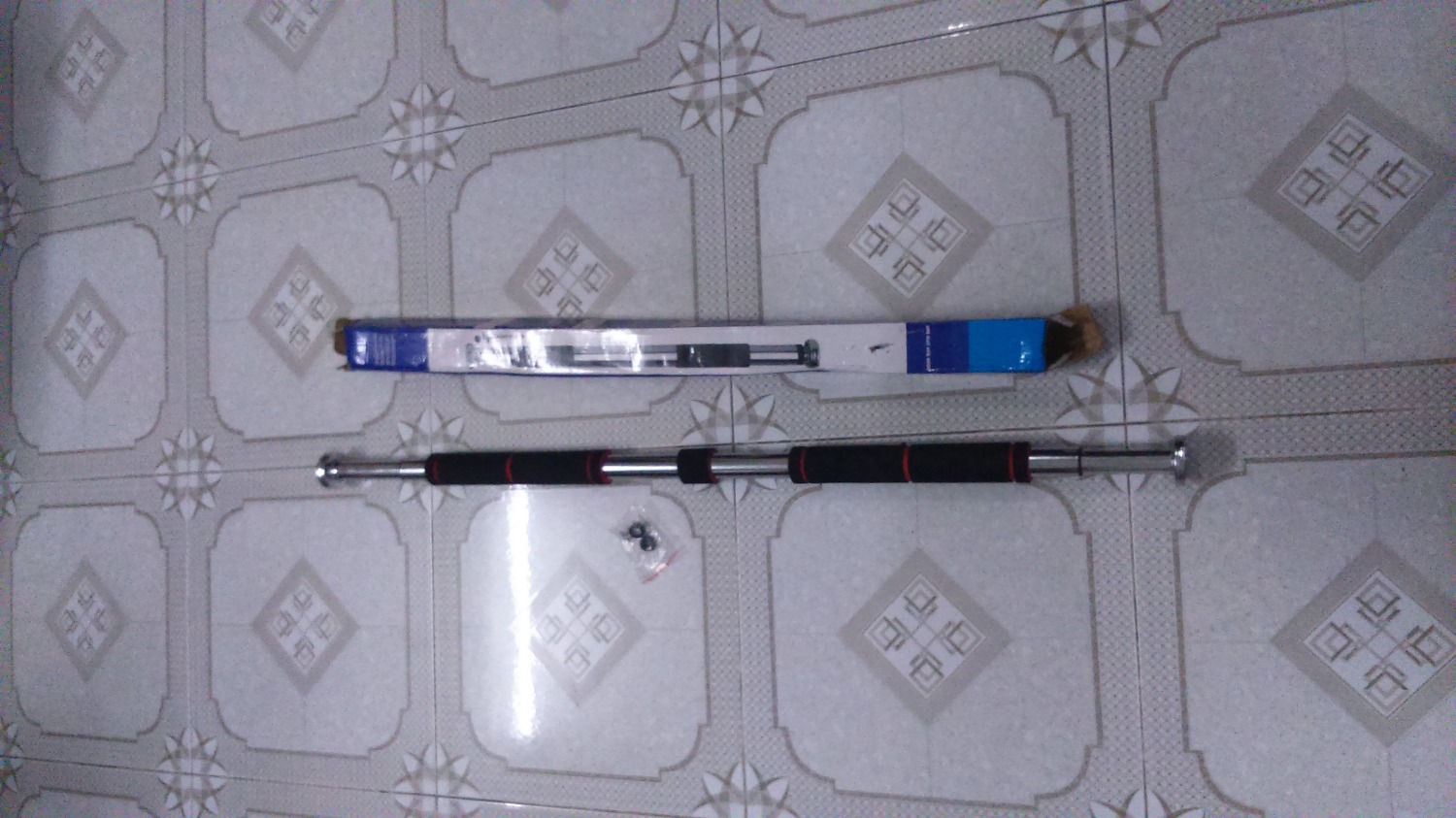 Đặt hàng ngày 16/5/2018. Nhận hàng tại cơ quan vào ngày 21/05. Chiều mang về nhà mở ra thấy thiếu mất 01 miếng đệm cao su (hai đầu xà đơn có 02 miếng đệm cao su) nên không sử dụng được. Có gửi phản ánh và Tiki phản hồi ngày 22/05/2018 bằng email nhưng đến nay cũng không có ai liên hệ để cấp bổ sung hoặc đổi trả sản phẩm. 
Tôi mua hàng trên Tiki nhiều năm rồi và đây là sự cố đầu tiên. Tôi yêu cầu bên bán hàng nhanh chóng giải quyết thỏa đáng. Đặt hàng ngày 16/5/2018. Nhận hàng tại cơ quan vào ngày 21/05. Chiều mang về nhà mở ra thấy thiếu mất 01 miếng đệm cao su (hai đầu xà đơn có 02 miếng đệm cao su) nên không sử dụng được. Có gửi phản ánh và Tiki phản hồi ngày 22/05/2018 bằng email nhưng đến nay cũng không có ai liên hệ để cấp bổ sung hoặc đổi trả sản phẩm. 
Tôi mua hàng trên Tiki nhiều năm rồi và đây là sự cố đầu tiên. Tôi yêu cầu bên bán hàng nhanh chóng giải quyết thỏa đáng.