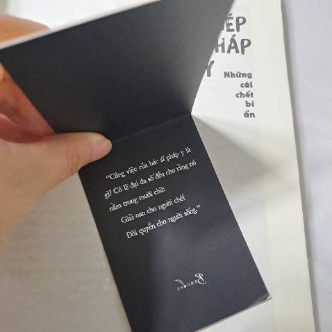 Mình chưa đọc nhưng thấy review ổn áp, gặp đợt sale  khá rẻ nên hốt em nó về luôn. Sách đẹp, có tặng kèm bookmark mỗi tội lúc bọc và gói làm nhăn gần hết tất cả các trang. Sách mới, in ấn rõ ràng và đẹp mắt. Shipper giao nhanh, đặt hôm nay ngày mai có rồi. Tất cả đều OK nên có thể tạm chấp nhận được việc sách bị nhăn.