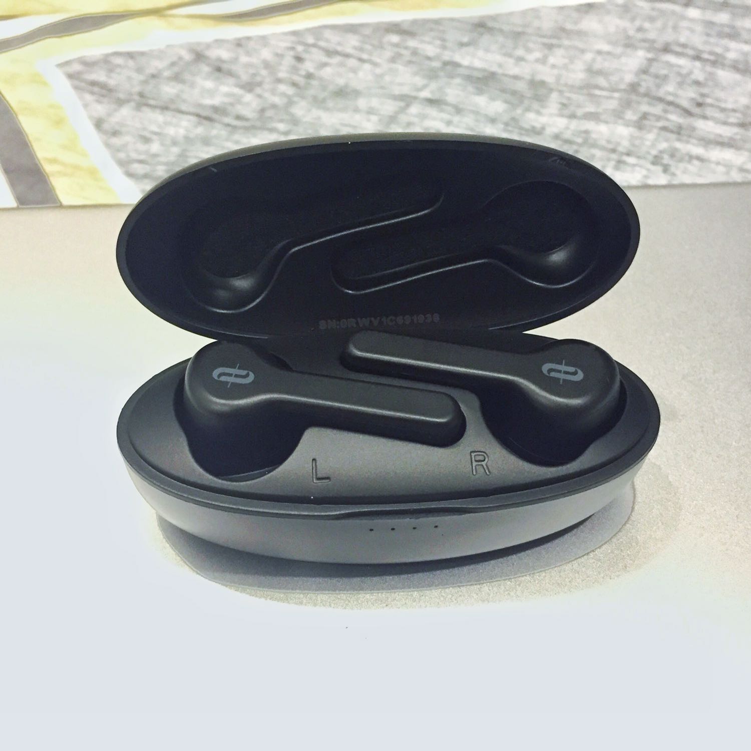 Hộp khá ọp ẹp. Khó mở bằng 1 tay.

Tai nghe bám tai, không lo sợ bị rớt khi chạy nhảy.

Âm thanh có bass nhẹ, chống ồn khá.

Khả năng kết nối không xịn sò như airpods :v

Tóm lại là một tai nghe không dây với các chức năng cơ bản nhất.