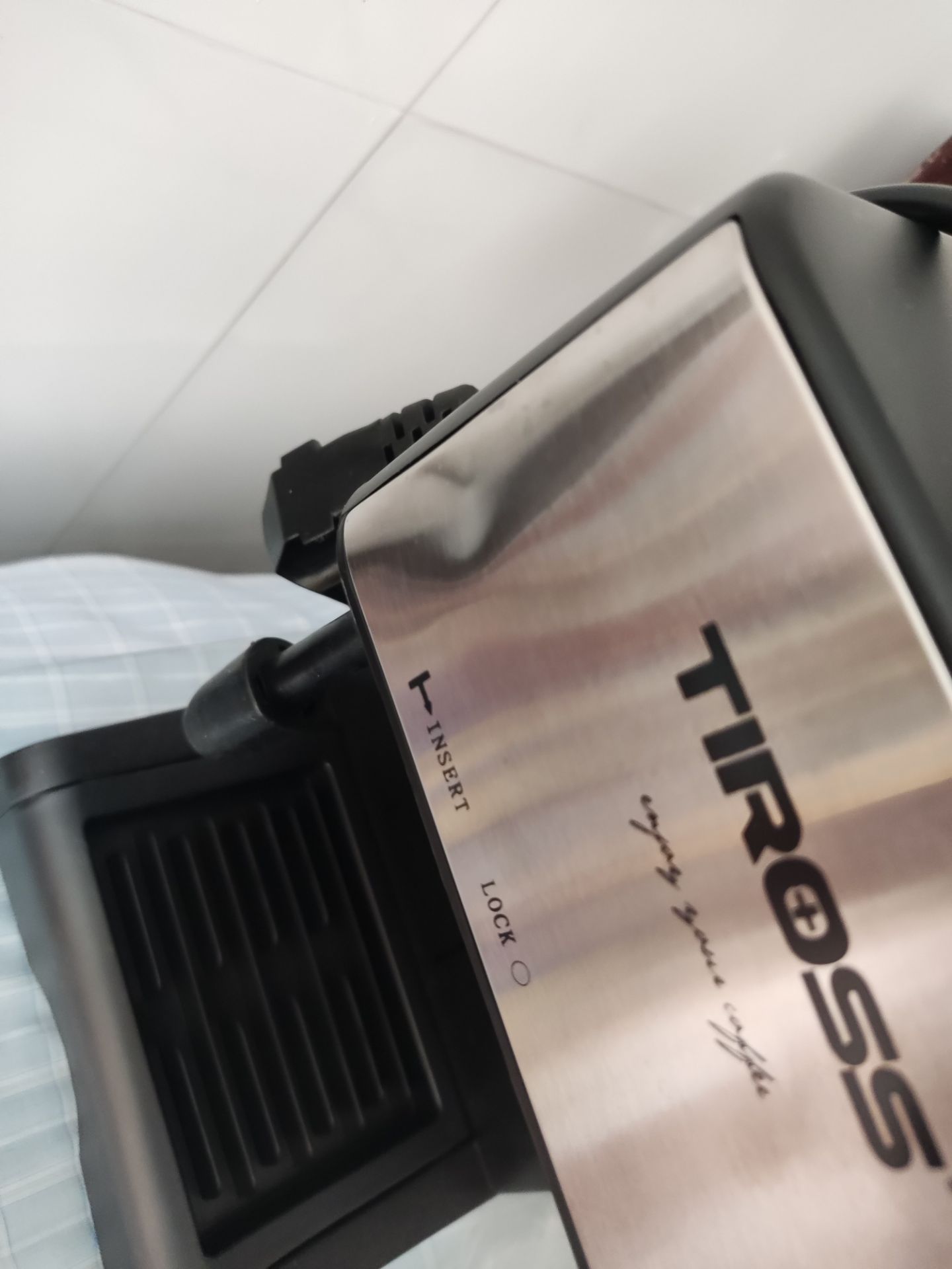 hàng bị móp méo chắc do quá trình vận chuyển, mặc dù ở ngoài có dán cảnh báo hàng dễ vỡ, nhưng không ảnh hưởng chức năng
giao hàng nhanh, cà phê pha ra ngon khoảng bằng 1/5 ở quán, ra chất cà phê khá lỏng, ít bọt, nhưng với giá tiền thì không đòi hỏi cao hơn được
vẫn 5* vì máy mới như mô tả, dễ sử dụng