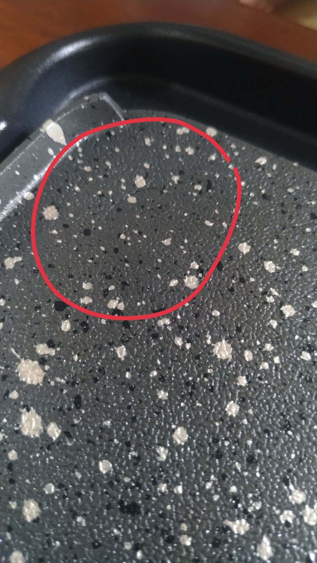 bề mặt khay nướng bị nứt lõm. 
Lần này tiki gây thất vọng quá. vì đây k phải lỗi vận chuyển. hộp ngoài còn nguyên và còn chèn xốp mà bề mặt khay nướng lại bị nứt gây lõm. tuy k ảnh hưởng đến quá trình sử dụng. nhưng về mặt mĩ quan thì gây thất vọng quá.
Vớt được 1 sao vì anh shipper thân thiện. k thì cho âm cũng xứng.