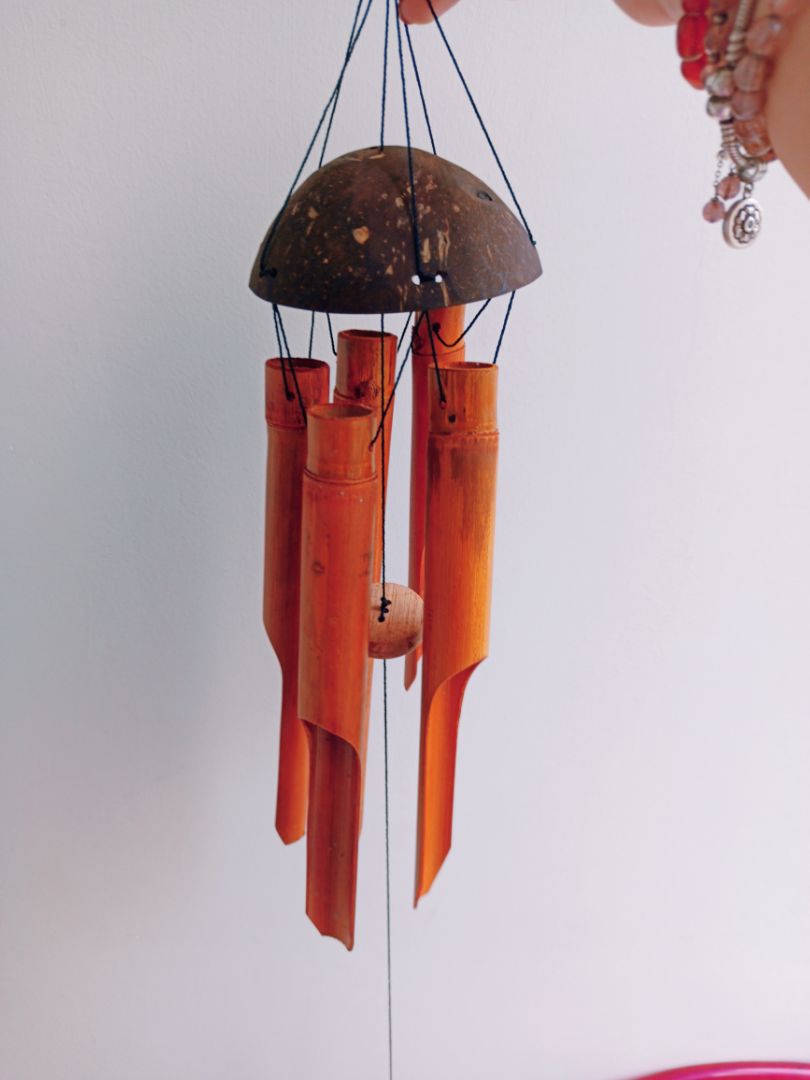 Chuông gió gáo dừa rất đẹp và tiếng kêu rất vui tai.