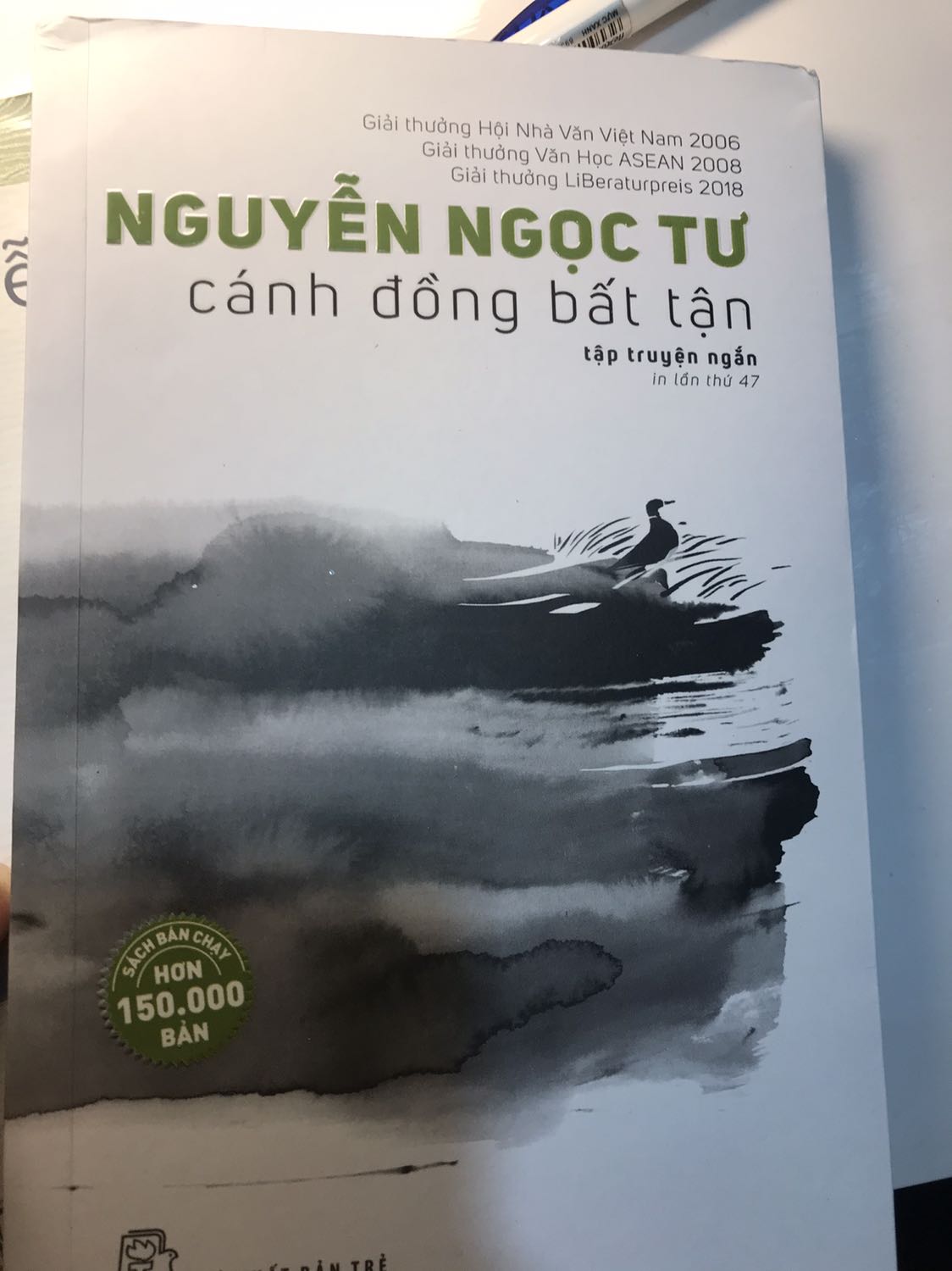 Hầu hết sách của mình đều mua của Tiki Trading, vì shop có rất nhiều đầu sách, giá cả cũng phải chăng
Tuy nhiên, mình chưa hài lòng lắm với cách đóng gói sản phẩm của shop, gáy và viền sách hầu như đều bị gãy và nhăn
Hy vọng trong tương lai gần Tiki Trading sẽ cải thiện quy trình đóng gói sản phẩm, giúp bảo quản sách đẹp hơn