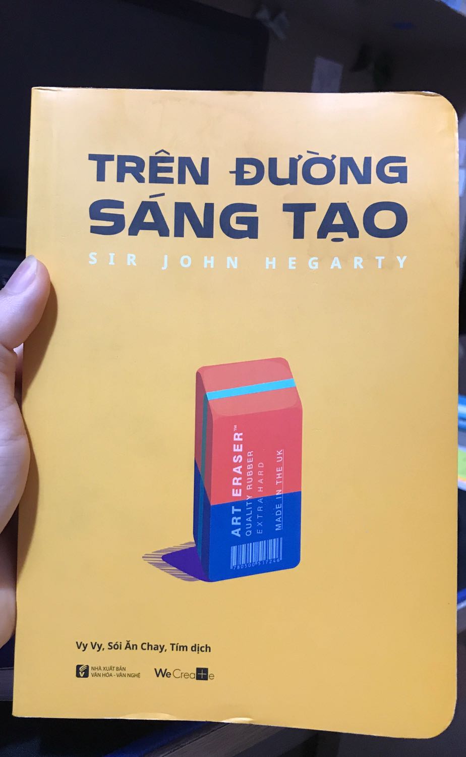 Sách về tay mình với tình trạng khá tệ, chả hiểu sao hộp gói ko ướt nhưng sách mình thì ướt, thế là giấy cong vòng lên. Vết nước tạo thành vệt ố vàng luôn. Thất vọng, nhưng dù sao cũng dịch dã, với hà nội mưa mấy hôm vừa rồi nên thôi cứ để 4 sao