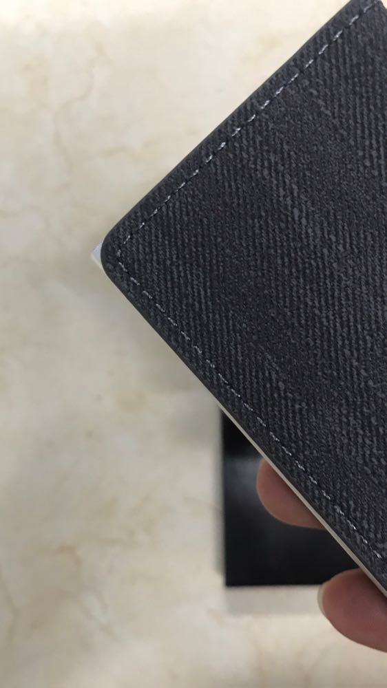 Sản phẩm cực ký hữu dụng. Mình mua về dùng thấy rất tốt. Hộp ví rộng để thoải mái thẻ luôn. Chắc được cả chục cái. Nhét thẻ vào có lẫy giữ rất chắc chắn luôn không sợ bị rớt. Lấy ra cũng đơn giản chỉ cần bật lẫy lấy ra là được rồi. Vỏ da cũng có ngăn để nhét tiền mặt và giấy tờ nữa. Sản phẩm tốt. Đáng mua.