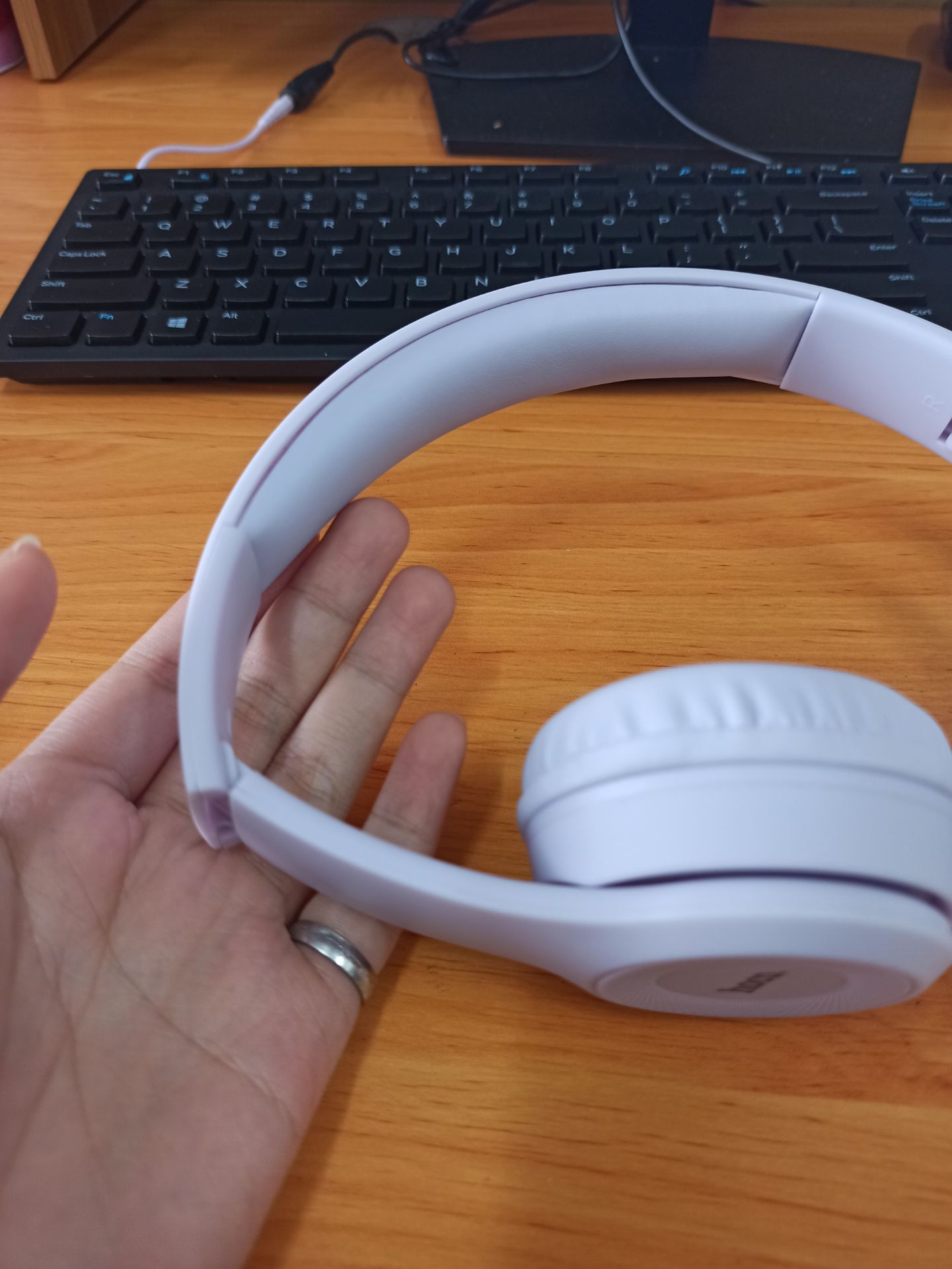 Tai nghe màu đẹp, đeo êm, nhạc cũng ổn,xài cho văn phòng khá là tiện. Khuyết điểm duy nhất là không co dãn đc theo vòng đầu thôi. Tai nghe màu đẹp, đeo êm, nhạc cũng ổn,xài cho văn phòng khá là tiện. Khuyết điểm duy nhất là không co dãn đc theo vòng đầu thôi.