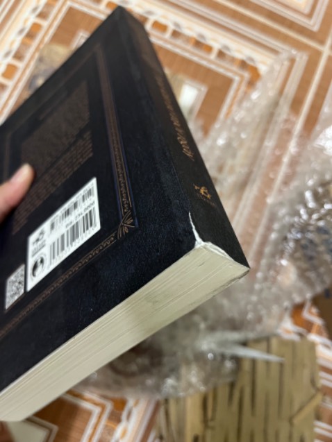 Khách hàng trung thành với tiki cả 10 năm nay nhưng lần đầu cảm thấy thất vọng khi nhận hàng. Sách cầm lên bụi rất nhiều ngoài bìa, gáy có vệt dơ và nhìn kỹ thì bị rách gót như hình. Mong Tiki cẩn thận hơn cho các đơn hàng sau.