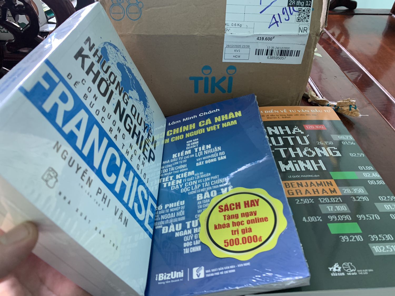Dear Tiki!
Mình order sáng 24/12/2020 dự kiến giao hàng sáng thứ 2 ngày 28/12/2020 mà chiều 15h30 ngày 25/12/2020 mình đã nhận được hàng từ 1 bạn nữ giao hàng rất chuyên nghiệp
Mở hộp ra coi sách thực sự là rất hài lòng với chất lượng bề ngoài đóng gói, sách dày & mua đợt giảm giá nên giá rất tốt
Cảm ơn tiki team cùng các nhà npp đã đem tới những sản phẩm, dịch vụ chất lượng cho người Việt Nam!
Cuốn nhượng quyền thương hiệu mình đọc trước, vì có ở nước ngoài trước đó 1 thời gian về đọc cuốn này thấy chị Phân viết rất tâm huyết, trong kinh doanh có chất nghệ sĩ mà trong chất nghệ sĩ lại là sự chuyên nghiệp & giàu trải nghiệm, kiến thức
Chúc team cùng mọi người 1 mùa giáng sinh an lành & năm mới phát đạt nha!
