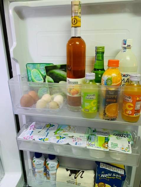 Mua từ 27.10.2021 tới nay là gần 1 tháng rưỡi, chất lượng 5 sao, giao hàng nhanh, tiết kiệm điện! Theo dõi hóa đơn điện 2 kỳ thấy ko nhỉn bao nhiêu cả! Góc nhà sang trọng hẳn lên! Nóc & cánh tủ lạnh có thể trang trí rất đẹp! 
Duy nhất cánh tủ dễ bám vân tay, dấu tay để lại nhiều là hông zui lắm thoai ah! 4,5 sao nhưng cho 5 sao luôn để ủng hộ SAMSUNG - KOREA vì đặt nhà máy ở VN nà!