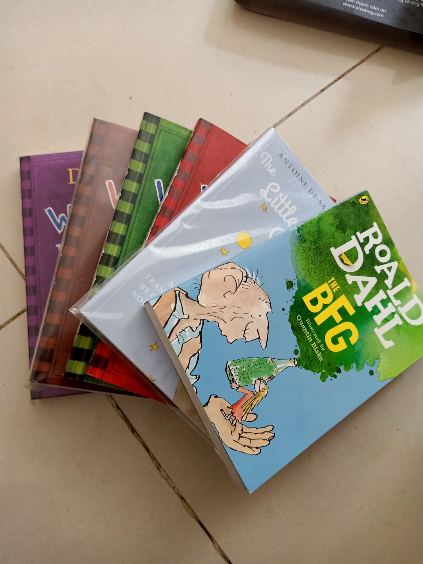 sách k có seal nhưng vẫn rất mới. giấy rất mỏng, dễ rách. về phần nội dung thì mình chưa đọc nhưng mình thấy sách này đc đánh giá cao. có phim bfg cũng đc chuyển thể từ truyện này