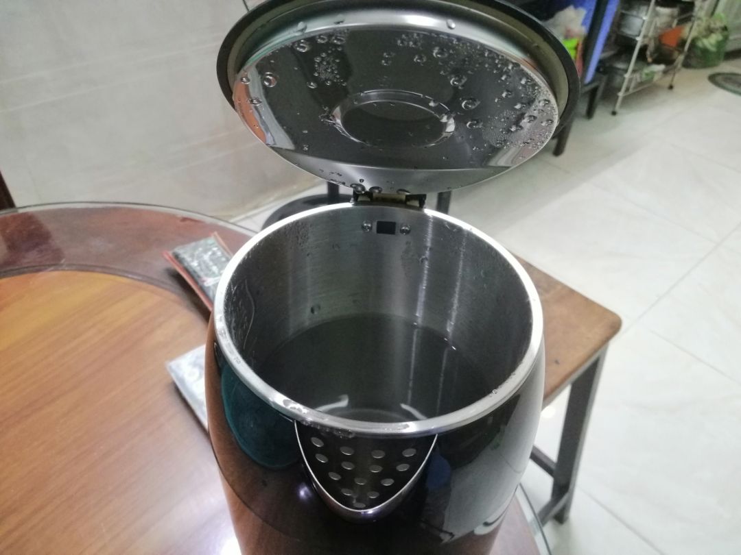 Mình dùng được khoảng 2, 3 tháng rồi. Vẫn chạy tốt. Tốc độ nấu, tiếng động phát ra trong lúc nấu  bình thường (ý mình là đừng trông mong bình sẽ nấu nhanh hơn hay tiếng phát ra sẽ nhỏ hơn). Do có 2 lớp nên không sợ bị bỏng tay khi vô tình chạm thân bình, khả năng giữ nhiệt cũng khá hơn loại 1 lớp. Điều mình không hài lòng là sản phẩm mới mua về thì đã có vết nứt trên lớp nhựa bao quanh gần vòi đổ nước ra, khiến lớp nhựa hơi nhô lên. Tới thời điểm hiện tại, các khe, kẽ hở mặt ngoài thân bình trông hơi xuống cấp (sần sùi, bám bẩn).