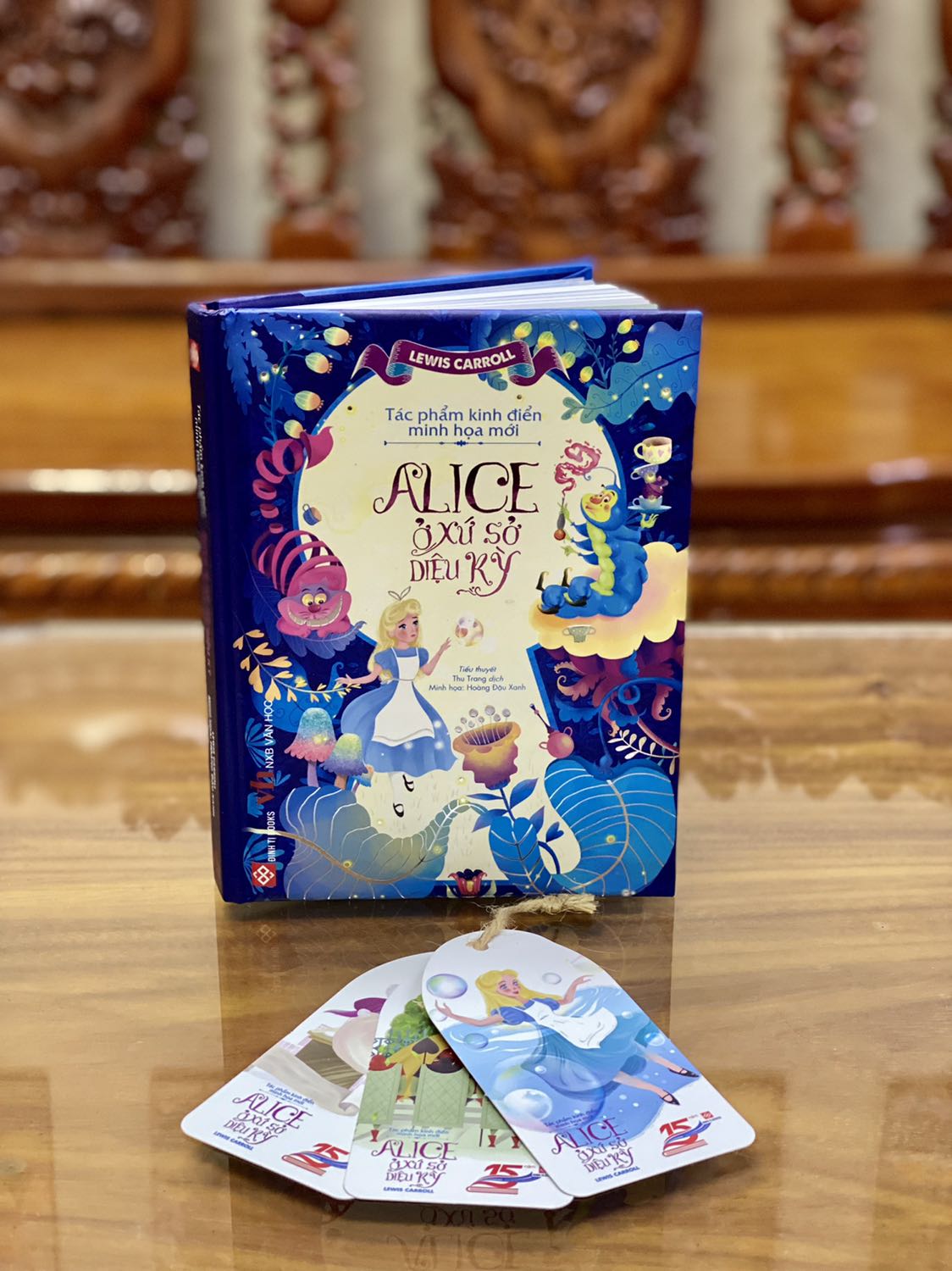 + Fahasa giao hàng nhanh hơn dự kiến, đóng gói luôn cẩn thận, chắc chắn. Cả 2 quyển đều được bọc màng co và chống sốc. 
+ Sách bìa cứng, khổ nhỏ, cầm chắc chắn. Sách được in màu toàn bộ, minh họa đẹp, màu sắc hài hoà, chất lượng giấy tốt. Ngoài ra còn được tặng kèm 3 bookmarks nhân vật như ảnh. Nhìn chung sản phẩm chỉnh chu về mặt hình thức. Mình cực kỳ hài lòng về một tác phẩm kinh điển được minh họa mới mẽ và sinh động như thế này.