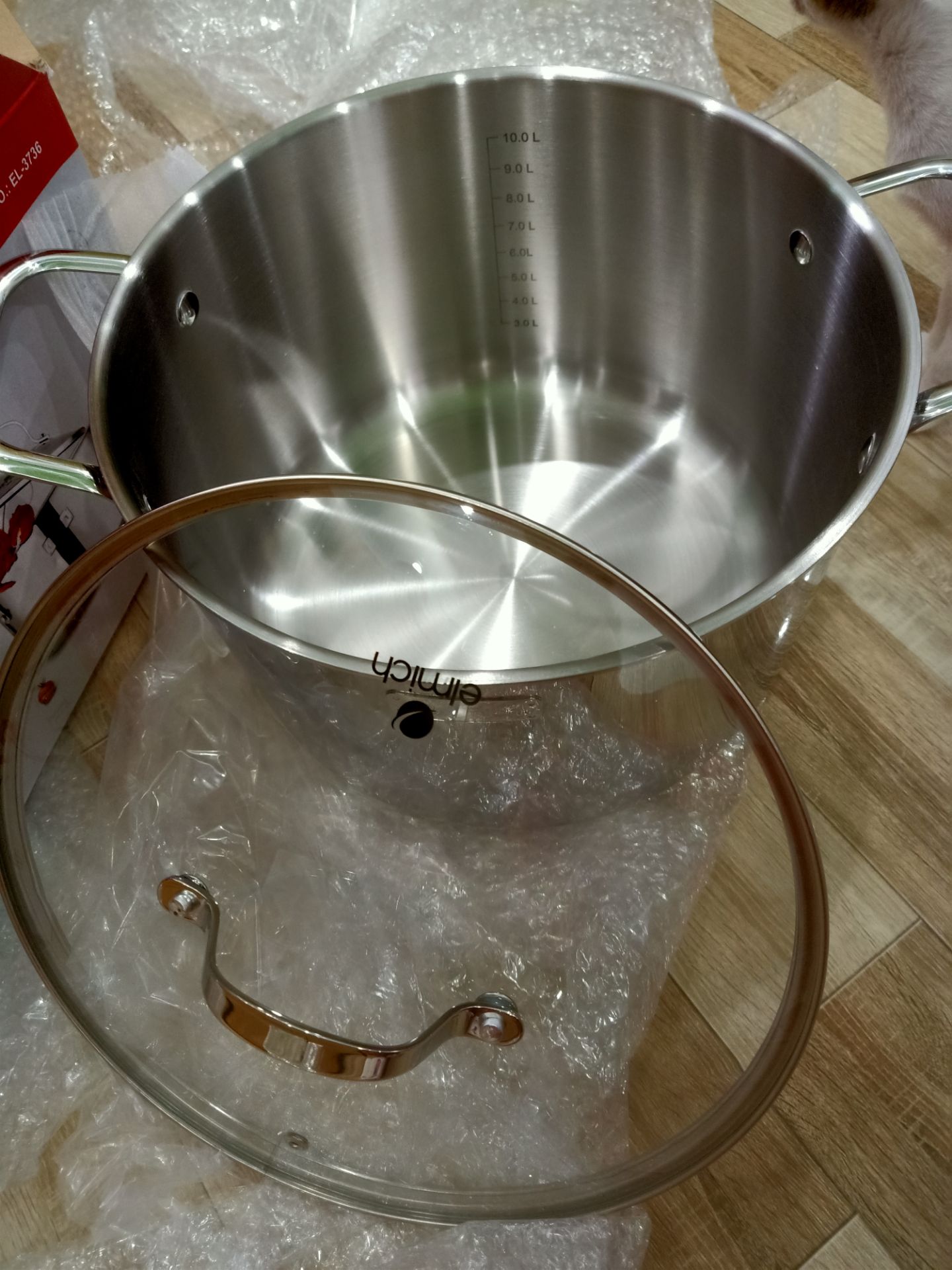 nồi rất đẹp rất hài lòng, nhưng cái màu inox không giống cái inox nhà mình, trong nó giong bạc hoặc nhôm, không biết xài có tốt không, size 28 quá to để luộc con gà lớn, size 26 là vừa nha mọi người,