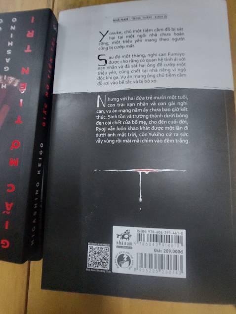 “ Thế nhưng tôi không thể buông vụ án này là có lý do. Tôi cảm thấy chính vì vụ án này không bị phá, mà đã hại mấy người vô tôi gặp phải bất hạnh. Có một cái mầm lẽ ra phải nhổ ngay từ lúc ấy, nhung vì không nhổ đi , để cái mầm ấy ngày một lớn dần, trưởng thành rồi nở hoa, một đóa hoa độc ác.”
 Không chỉ có kiến thức phong phú, hiểu biết sâu sắc về bản chất con người hay mặt trái xã hội, Keigo còn có cách kể chuyện cực kỳ cuốn hút.