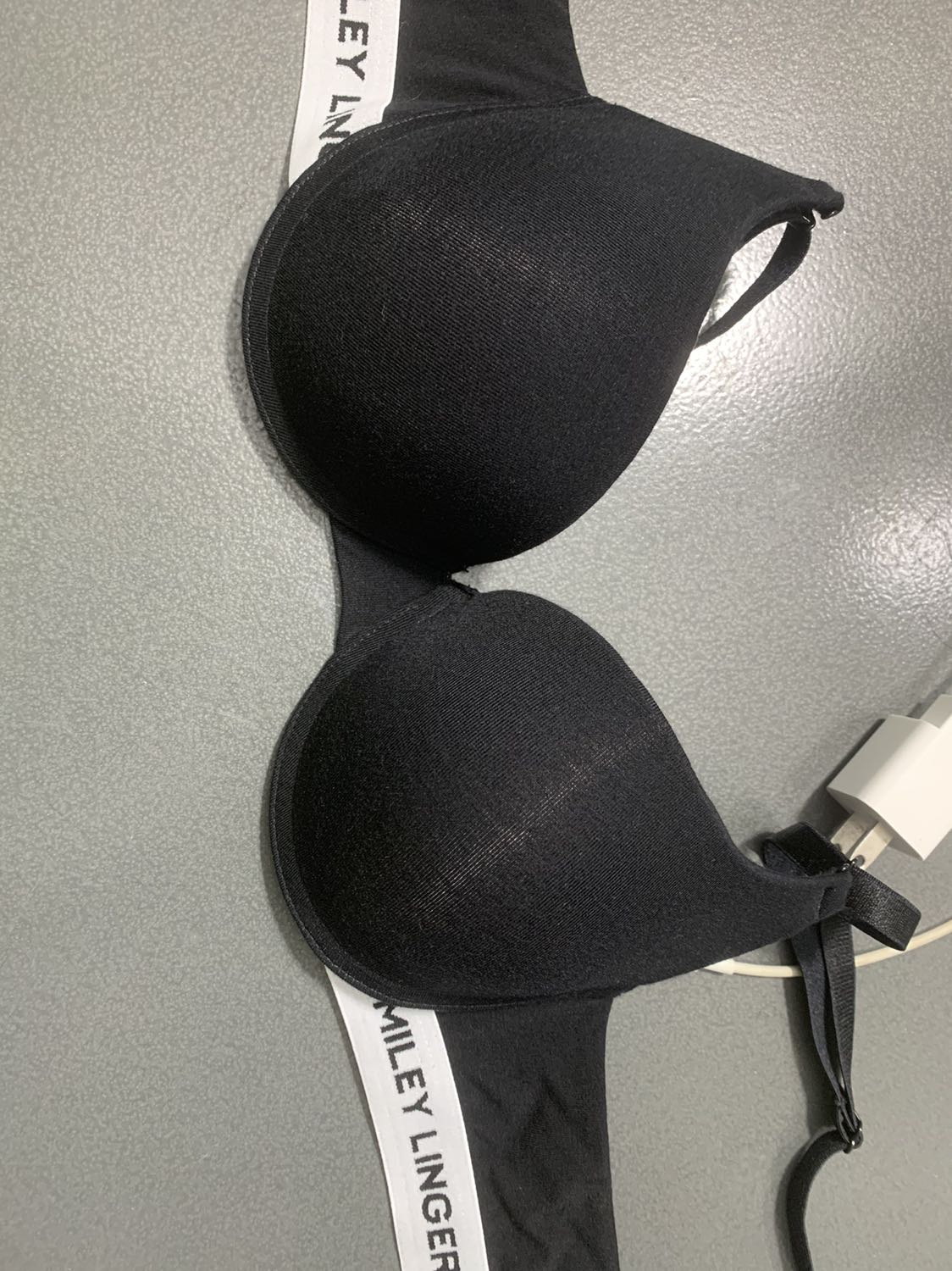 Chất liệu áo - quần tốt . Thoáng khí . Chọn theo bảng size rất chuẩn. Vừa vặn . Quần có giãn ít nhưng rất thoải mái. 
Fom áo lót rất xấu. Không nâng ngực .
Rõ ràng mặc vừa cúp áo mà vẫn lộ viền áo khiến mình cảm giác như mặc áo rộng vậy. 
Ưu điểm là chất liệu tốt mềm mại nên mình mới nhận hàng. 
Chất liệu 5* 
Kiểu dáng quần 5*
Kiểu dáng áo 3*