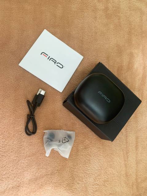 Tiki giao nhanh và cẩn thận. Hàng còn full box chính hãng đàng hoàng. Bắt bluetooth với điện thoại và laptop khá nhanh. Chất âm thì mình nghe cũng ổn, nói chung là so với tầm giá thì sản phẩm này là quá OK rùi.