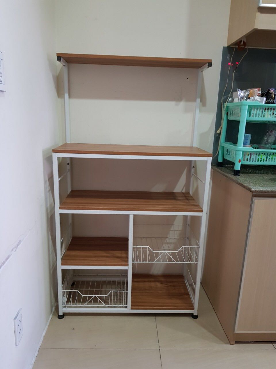 Đã nhận hàng giống như hình và mình mất 20p để lắp hoàn thiện sản phẩm, mình nữ chân tay lóng ngóng chứ mấy anh nam thì chắc 10p là xong cứ làm theo video hướng dẫn từng bước của shop là dc nhé. 
Thấy rất thích luôn, kệ cứng cáp, chân có 4 nút cao su tăng giảm được rất tiện. Mẫu này mình ưng ở chổ vừa có ngăn để máy móc các loại lại còn có ngăn rổ để úp chén hay rau củ khô nữa.

Cho shop 5 sao về chất lượng nha!