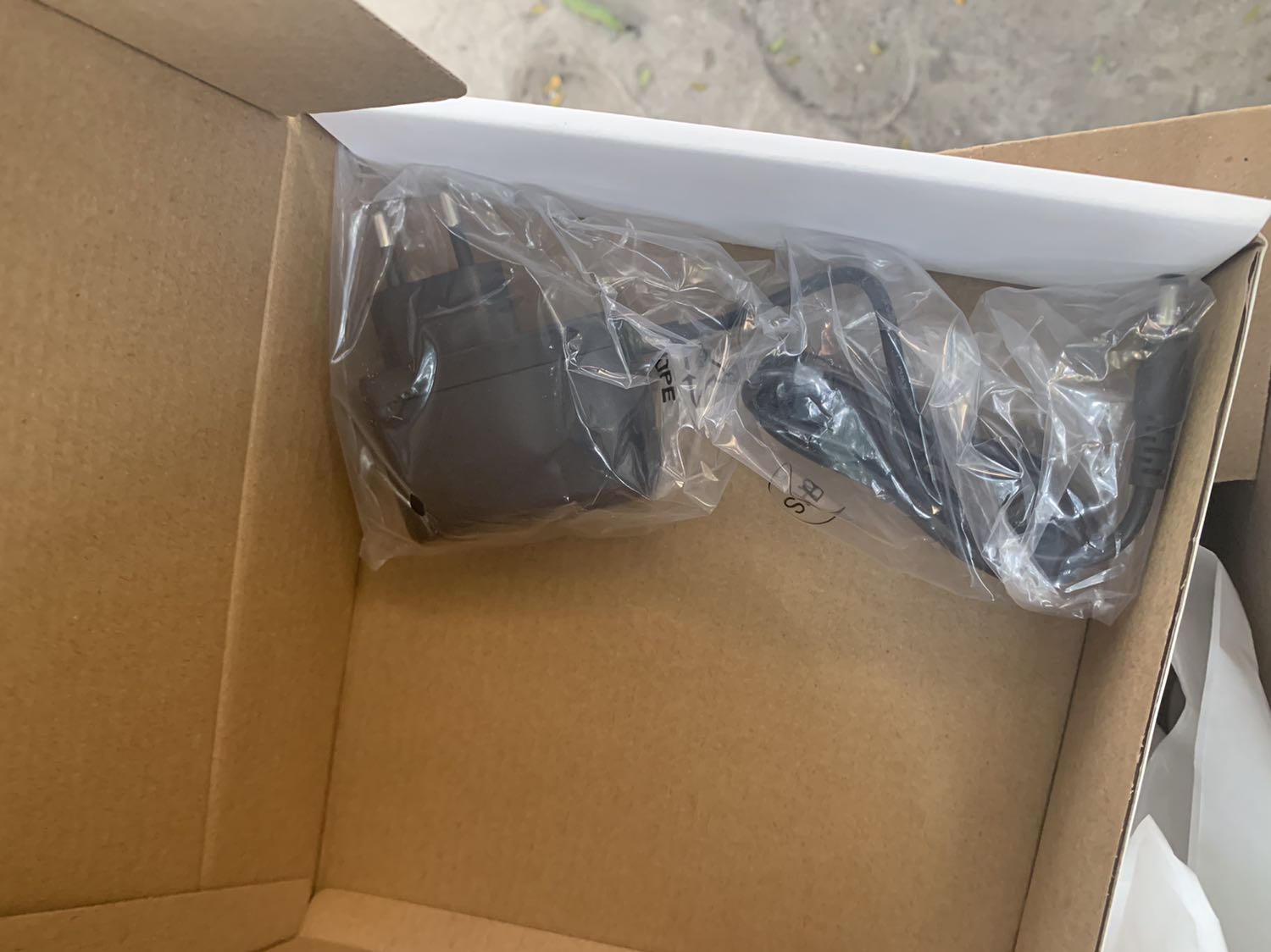 1 sao vì không có ăng ten + dây cáp. Các bác mua nhớ kiểm kỹ cáp + Ăng ten hãy nhận.