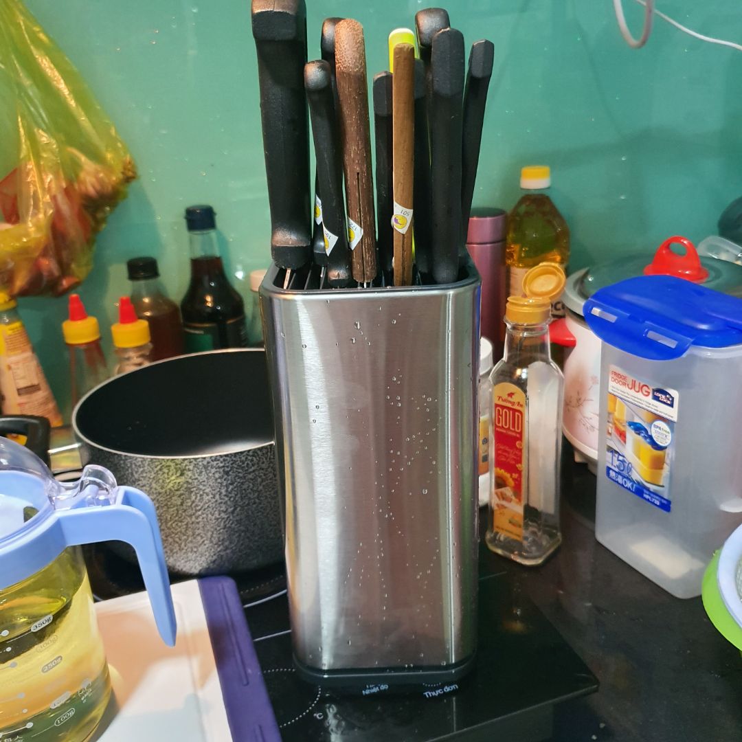 Inox rất đẹp và chắc chắn. cứ nghĩ đựng ko nhiều dao đâu nhưng khi dùng rồi mới thấy đựng bao nhiều dao luôn. sạch sẽ cứng cáp. tuyệt