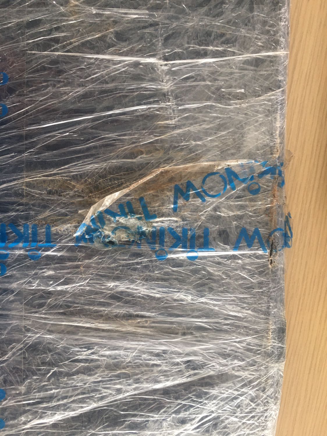 Gói hàng kỹ, nhưng vận chuyển quá tệ. Làm rách vải của khung luôn. Không biết phải nói gì. Gói hàng kỹ, nhưng vận chuyển quá tệ. Làm rách vải của khung luôn. Không biết phải nói gì.