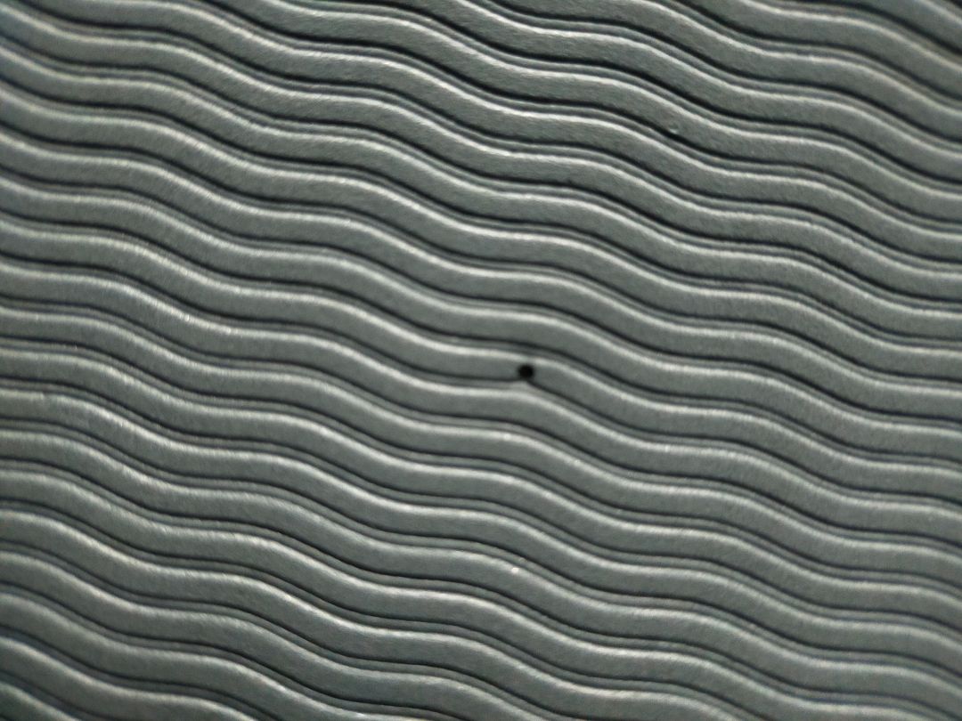 thảm có vài lỗ nhỏ ở mặt dưới, có vài chỗ móp 1 xíu nhưng ko ảnh hưởng gì, có túi và dây cùng phiếu cảm ơn, đúng kích thước, bám sàn tốt, ko trơn trượt, gói hàng cẩn thận, giá phù hợp, hài lòng?