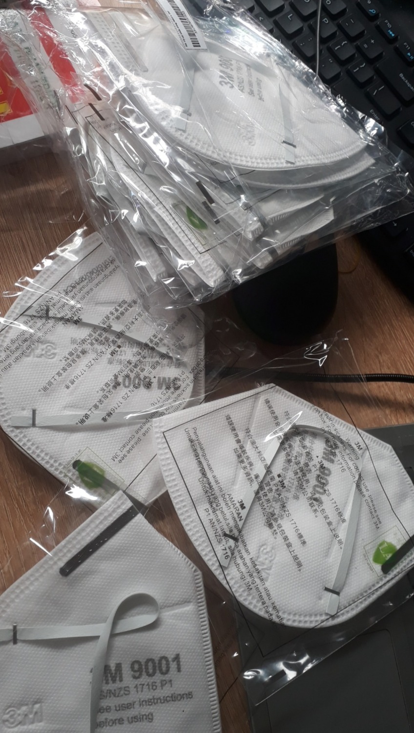 Tiki cho mình hỏi, mới nhận sản phẩm nhưng ko thấy sản phẩm nào có tem LA dán kèm theo.
Và, hầu như các thanh kẹp hơi bị trầy. 
Từng sử dụng 9001V nên mới mua 9001 thấy hơi hơi nên so bì một chút!
Thanks Tiki!